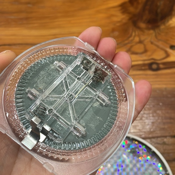 Idea village gold tone and silver tone compact mirrors - Picture 4 of 8